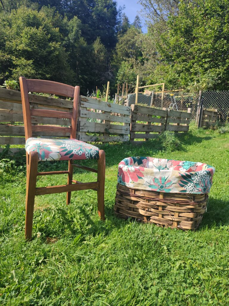 Tapissier en siège - chaise et panier